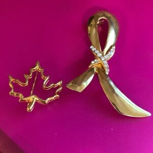 Gold Ribbon and Leaf Brooch Set with Crystal Accents